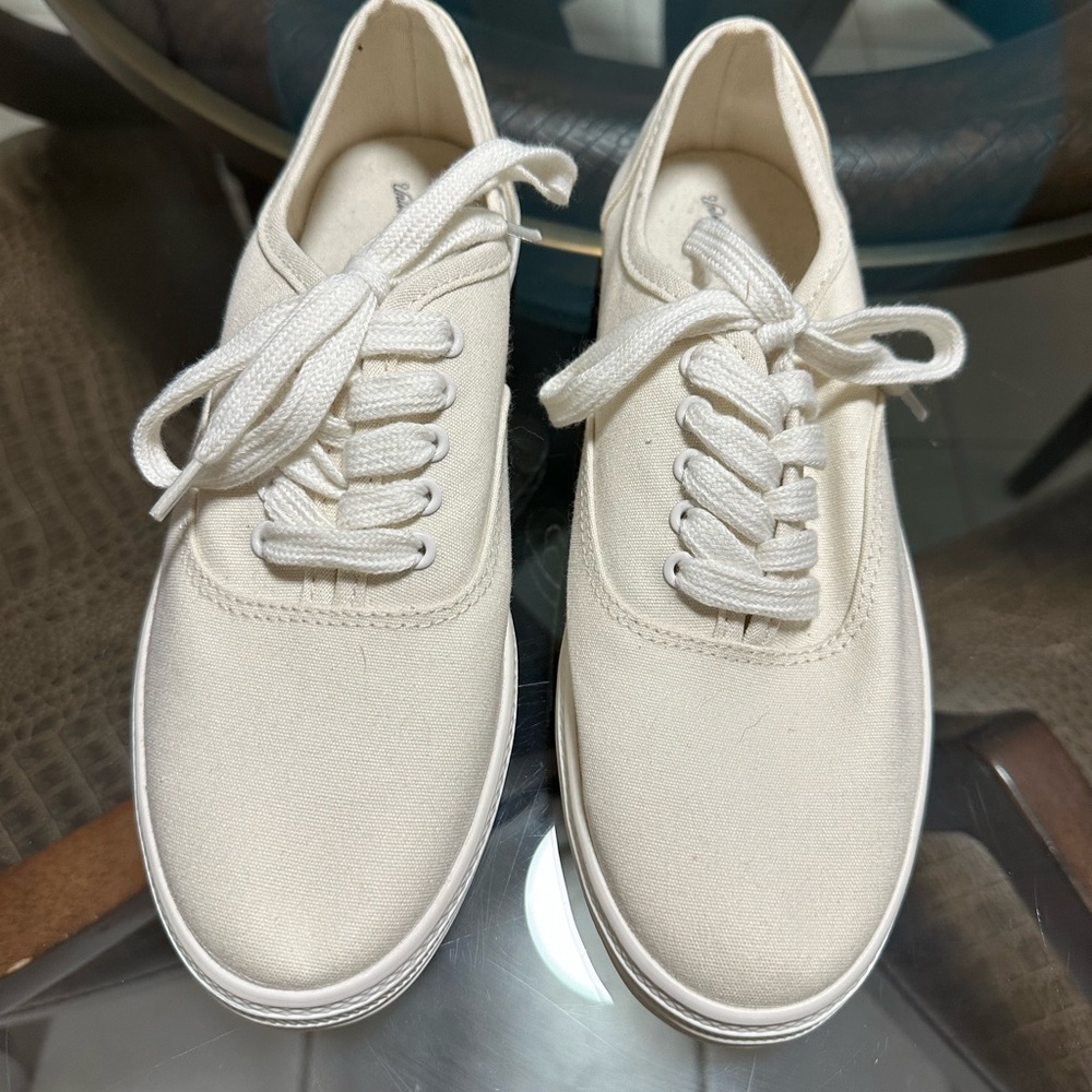 Universal Thread Women's Shoe Size 7 Off-White Canvas Lace Up Sneaker Never Worn - Picture 2 of 7